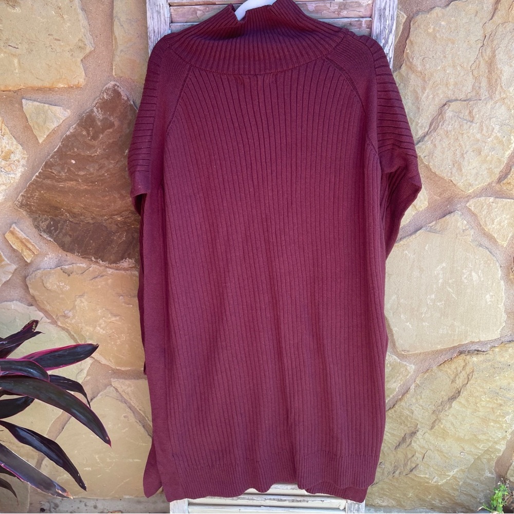 Banana Republic Women’s Maroon turtleneck Sweater Poncho Size M/L.